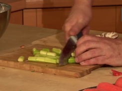 Салат из спаржи, шампиньонов, артишоков и рукколы