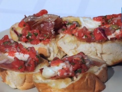 Сезонная закуска: брускетта с помидорами, хамоном и козьим сыром