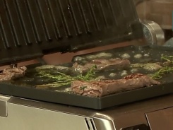 Салат с овощами и говядиной на гриле