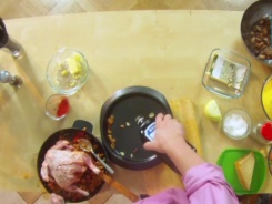 Курица, фаршированная фасолью и грибами