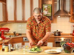 Салат со спаржей и тыквенными семечками