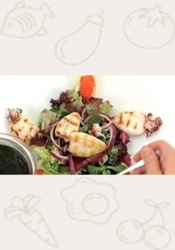 Горячий салат с кальмаром