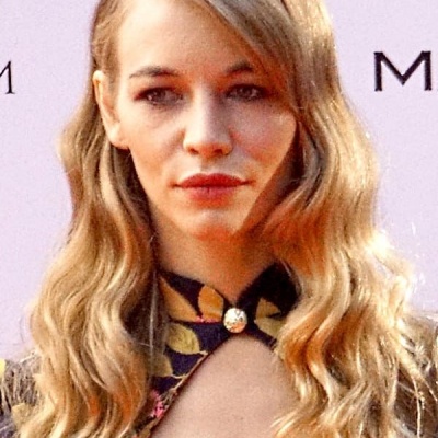 Светлана Устинова смотреть бесплатно в нашем онлайн-кинотеатре Tvigle.ru