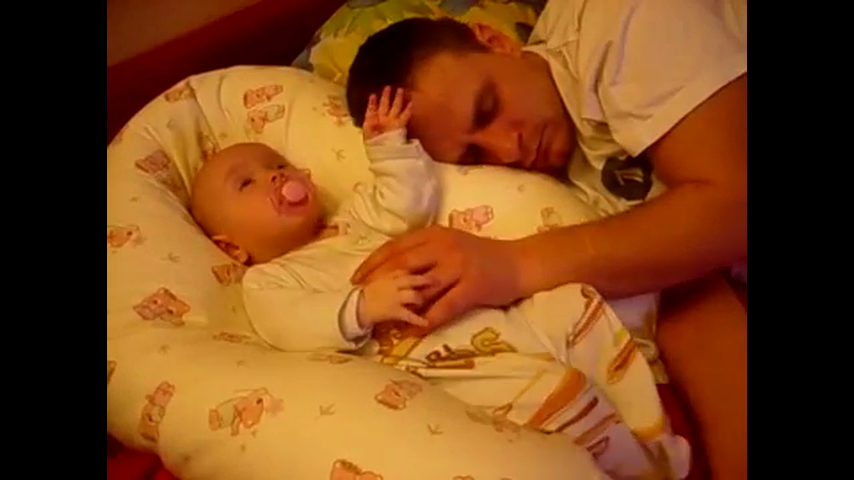 Отец усыпляет дочь. Малыши с папами спят. Папа укладывает ребенка спать.