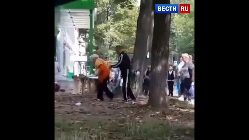 Бабкаспестолетом. Пенсионерки устроили перестрелку. Пенсионерки устроили перестрелку. Пенсионерки устроили перестрелку. Пенсионерки устроили перестрелку.