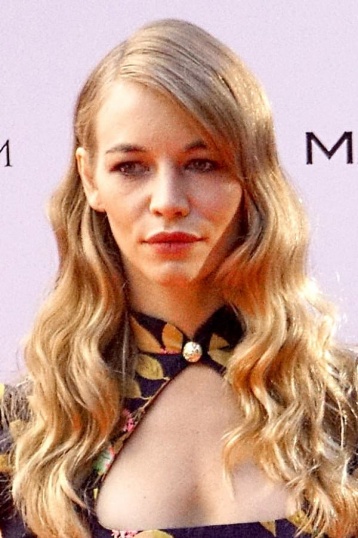 Светлана Устинова смотреть бесплатно в нашем онлайн-кинотеатре Tvigle.ru